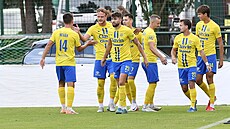 Radost opavských fotbalist po gólu v utkání s Píbramí.