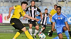 Oliver Velich se snaí prostelit eskobudjovického brankáe Colina Andrewa.