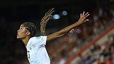 Islandská fotbalistka Sveindis Jónsdótirrová hází aut v utkání proti Norsku.
