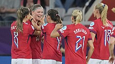 Norské fotbalistky se radují z gólu v utkání s Islandem.