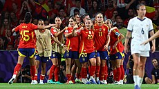 panlské fotbalistky slaví trefu ve tvrtfinále ME en proti výcarsku.