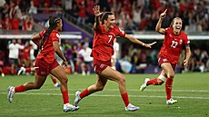 výcarské fotbalistky se radují z vyrovnávací trefy proti Finsku.