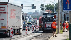 Silniái zaali opravovat úsek silnice I/49 na t. T. Bati ve Zlín-Loukách. V...