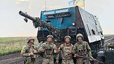 Ukrajintí vojáci z 22. samostatné mechanizované brigády stojí u zadreného...