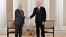 Arménský premiér Nikol Painjan (zleva) a ázerbájdánský prezident Ilham Alijev...