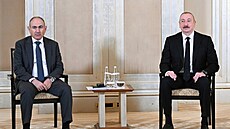 Arménský premiér Nikol Pa�injan (zleva) a ázerbájd�ánský prezident Ilham Alijev...