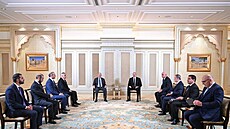 Arménský premiér Nikol Painjan (zleva) a ázerbájdánský prezident Ilham Alijev...