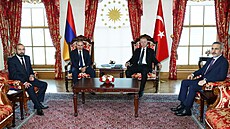 Arménský premiér Nikol Painjan (zleva) a turecký prezident Recep Tayyip...