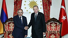 Arménský premiér Nikol Painjan (zleva) a turecký prezident Recep Tayyip...