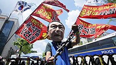 Píznivci sesazeného jihokorejského prezidenta Juna Sok-jola ped soudem, který...