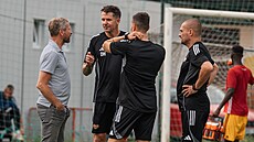 Trenér Dukly David Holoubek se svými asistenty Dominikem Rodingerem a Markem...