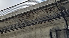 Sou�asný stav mostu p�es Ostravici v ulici Na Karolin� je více ne� �alostný....