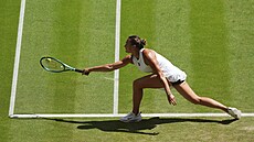 Bloruska Aryna Sabalenková se natahuje po balonku v semifinále Wimbledonu.
