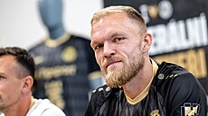 Mick van Buren na tiskové konferenci Hradce Králové.