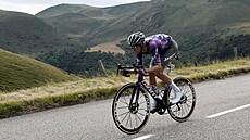 Ben O'Connor b�hem sjezdu z Col de la Croix-Morand.