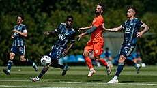 Fotbalisté Ko�ic v modrých dresech v p�ípravném zápase s polským Zaglebie Lubin.