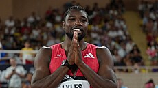 Noah Lyles slaví triumf na 200metrové trati na Diamantové lize v Monaku.