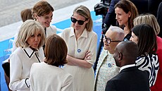 V Pa�í�i slaví Den dobytí Bastily. Na snímku je první dáma Brigitte Macronová...