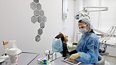 Zubní ordinace v ruském mst Domoddovo (15. ervna 2020)