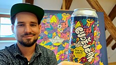 Daniel Kyncl (na snímku) plechovky nazdobil pestrobarevnou grafikou s lokálními...