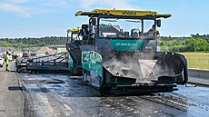 Na snímku ze 3. ervence 2025 silniái dokonují stavbu dálnice D55 mezi...