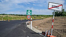 Na snímku ze 3. ervence 2025 silniái dokonují stavbu dálnice D55 mezi...