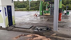 Na dálnici D11 u obce Velenka na Nymbursku projel idi erpací stanicí,...