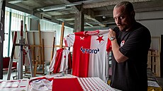 Výtvarník Pasta Oner s domácím dresem Slavie Praha.