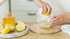 Povzbuzující nápoj si mete pipravit i z citronové ávy oslazené likou...