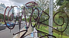 Zastávka u koly v Kunraticích 24 hodin po odstranní grafitti