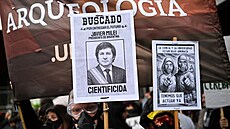 Demonstranti v kostýmech a s cedulemi odkazujícími na komiksovou sci-fi postavu...