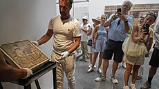 Restaurátoi vystavili ímskou mozaiku zobrazující milenecký pár v...