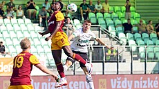 Karvinský záloník Sebastian Bohá v hlavikovém souboji s Kevinem-Princem...