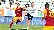 Marios Pourzitidis z Dukly a karvinský Filip Vecheta v souboji ped brankou...