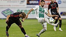 Sparan Jan Kuchta hlavikuje na bránu v Jablonci, stoper Tekijaki mu stelu...