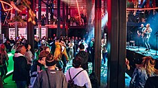 Pes den slouí KVIFF.TV Park jako otevená scéna pro debaty, autogramiády a...