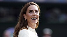 Princezna Kate byla pekvapená jásotem a potleskem, kterým ji diváci pivítali....