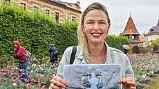 Sochaka Zuzana Kantová s návrhem sochy Klatovanka v záhonu karafiát