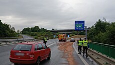 Naftu zasypali hasi�i sorbentem. P�esto se na kluzké silnici stalo n�kolik...