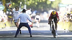 Protiizraelský aktivista naruil dojezd jedenácté etapy Tour de France.