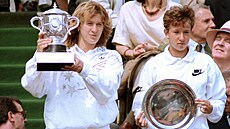Steffi Grafová (vlevo) pózuje s pohárem pro vítzku Roland Garros 1988, Nataa...