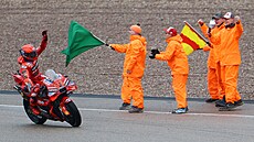 Marc Márquez se raduje z vítzství ve sprintu ve Velké cen Nmecka.