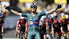 Jonathan Milan slaví vítzství v osmé etap Tour de France.
