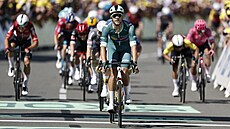 Jonathan Milan dojídí první v osmé etap Tour de France.
