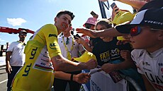 Tadej Pogaar se podepisuje fanoukm po osmé etap Tour de France.