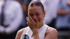 Amanda Anisimovová pláe kvli prohe 0:6, 0:6 ve finále Wimbledonu.