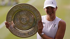 Iga wiateková pózuje s trofejí pro vítzku Wimbledonu.