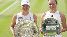 Iga wiateková pózuje s talíem pro vítzku Wimbledonu a Amanda Anisimovová s...