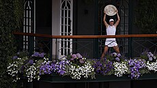 Iga wiateková na ikonickém balkon s talíem pro vítzku Wimbledonu.