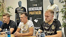 Trenér FC Hradec Králové David Horej a fotbalisté Vladimír Darida a Mick van...